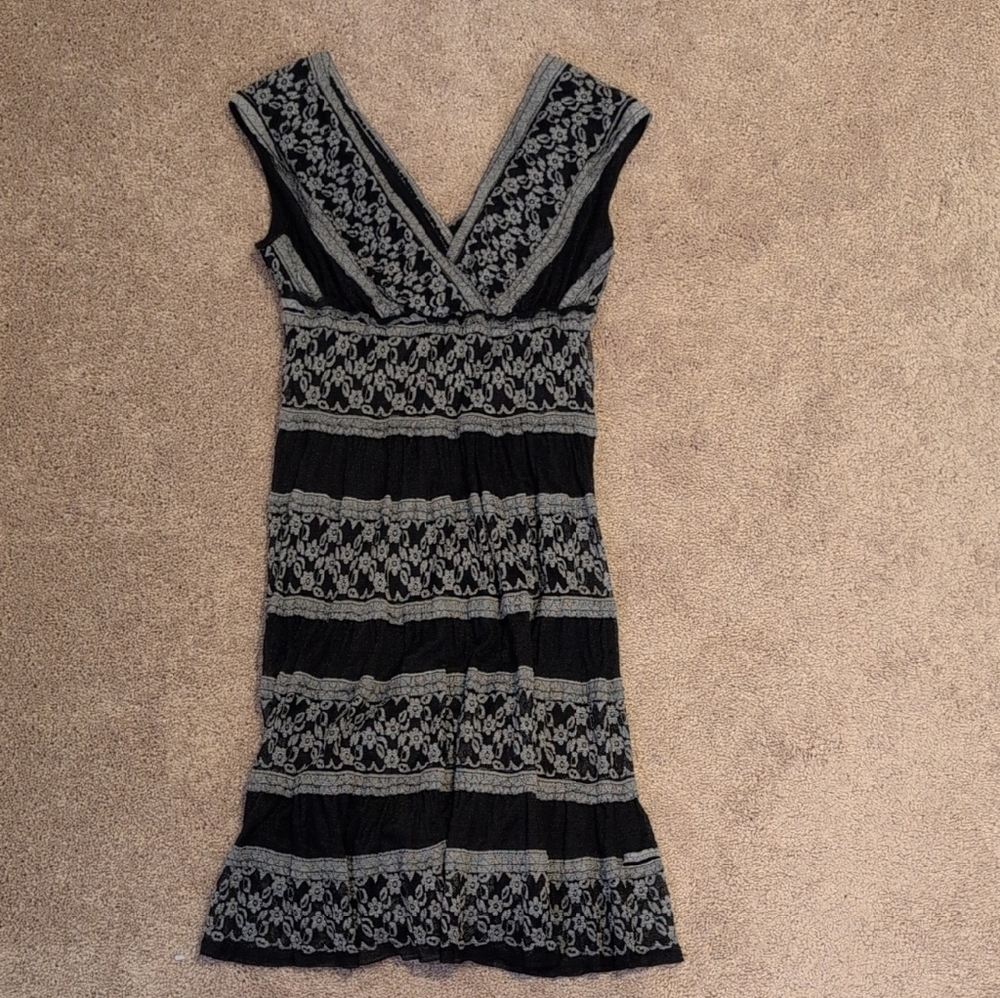 Max Studio Black and White Sleeveless V-Neck Sundress
